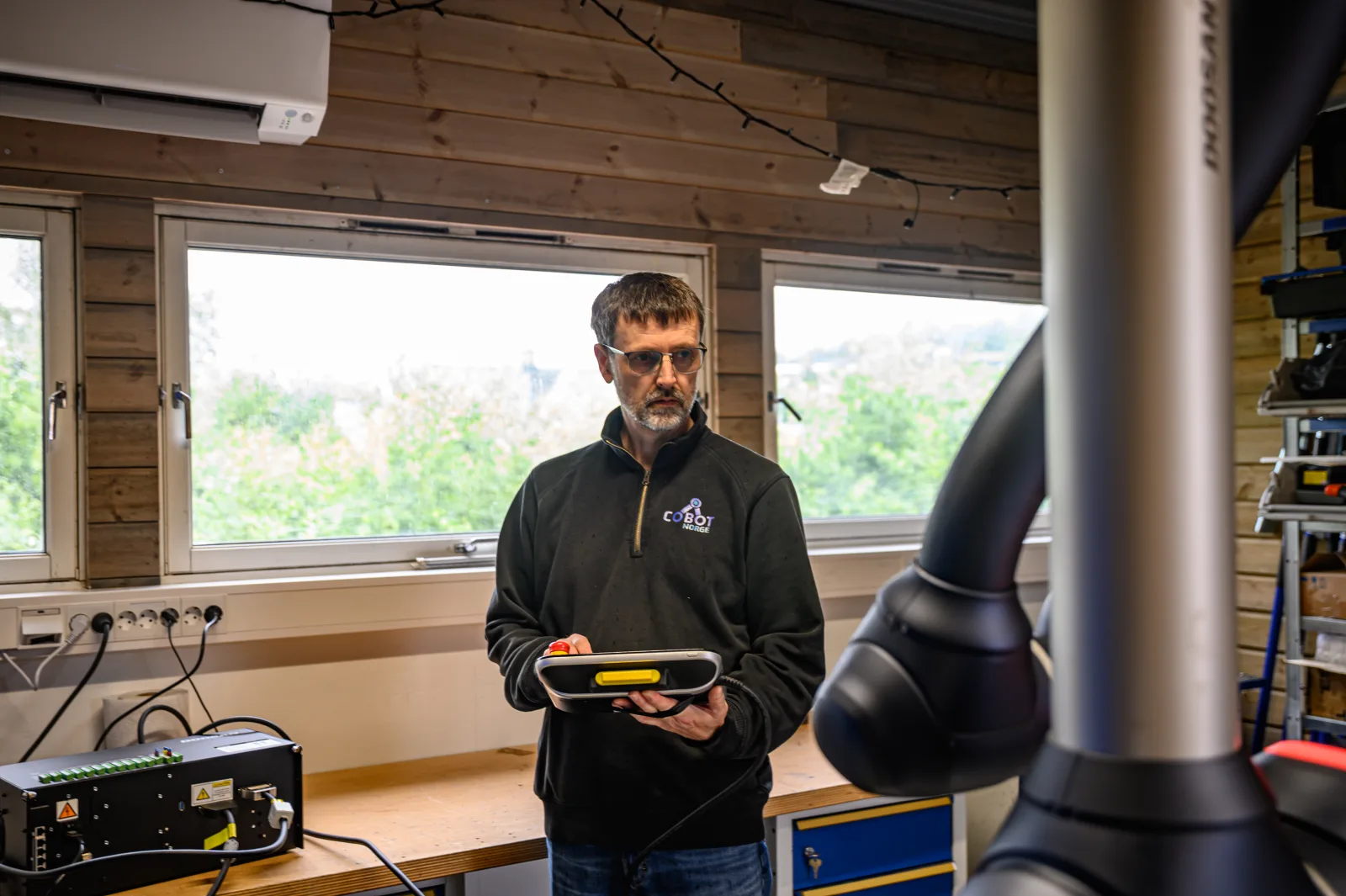 Cobot Norge tekniker programmerer robot