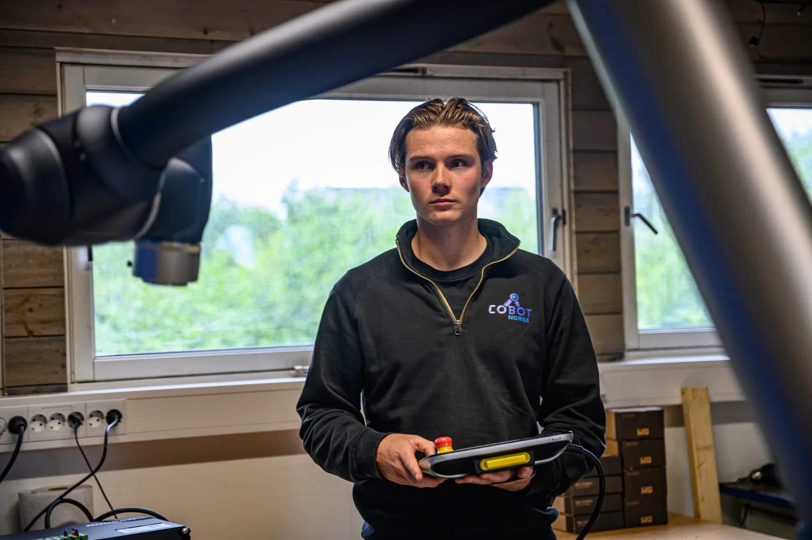 Cobot Norge tekniker med robotkontroller