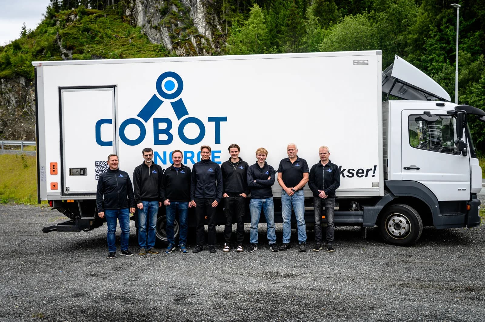 Cobot Norge-teamet foran lastebilen